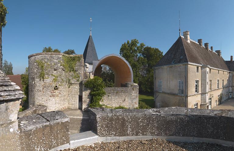 Depuis la tour du châtelet d'entrée : vue de la chapelle haute et de l'aile principale du château.