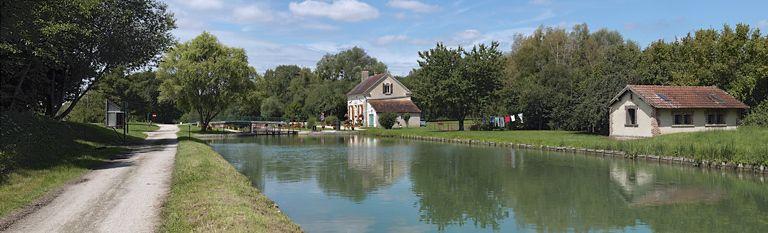 Vue d'ensemble prise d'amont, avec le lavoir à droite.