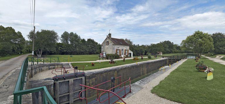 Le site vu du pont sur écluse.