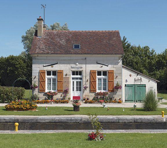 La maison éclusière vue de face.