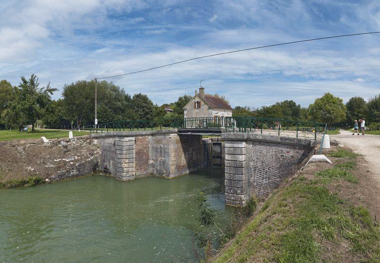 Pont routier sur l'écluse 110 du versant Yonne (canal de Bourgogne)