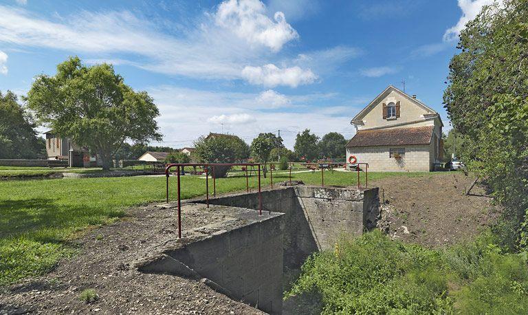 L'aqueduc avec en arrière-plan, la maison éclusière.