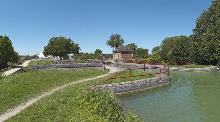 Le site vu d'amont : on distingue le pont canal au premier plan.