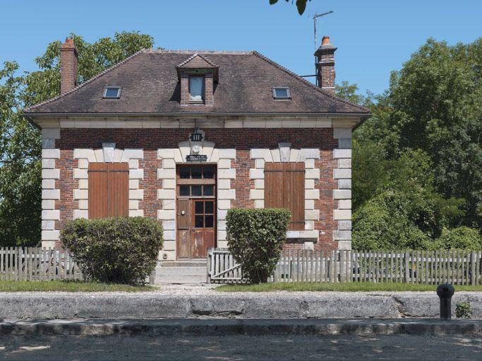 Maison éclusière vue de face.
