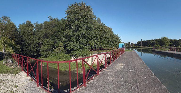Sur le pont canal.