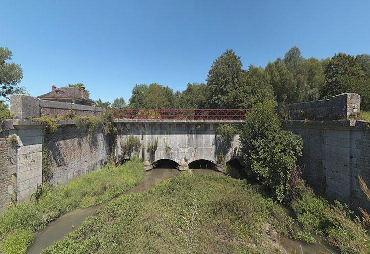 Arches du pont-canal vues de face.