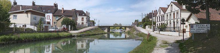 Anciennes entreprises sur le rive droite du canal, à l'entrée de Brienon.