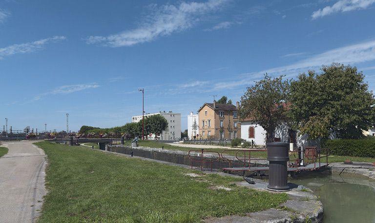 Vue d'ensemble prise d'amont. Site SNCF au fond à gauche.