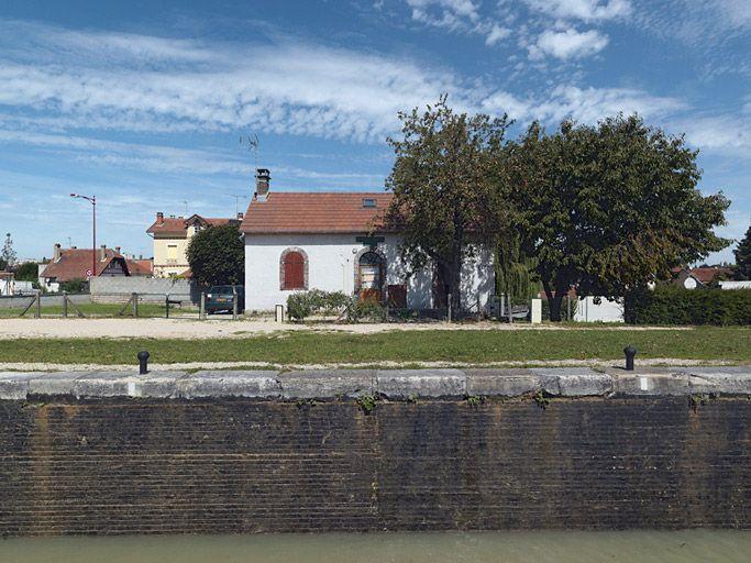 Maison éclusière et sas vus de face. Remarquez le sas en brique.