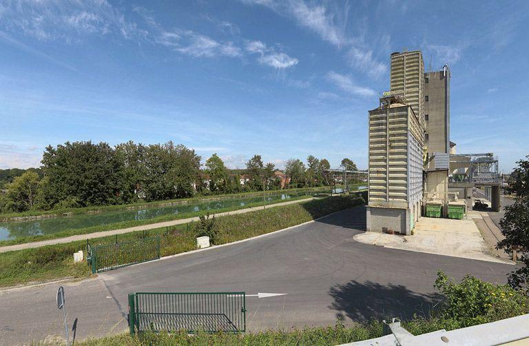 Les silos en bordure du canal après Esnon.