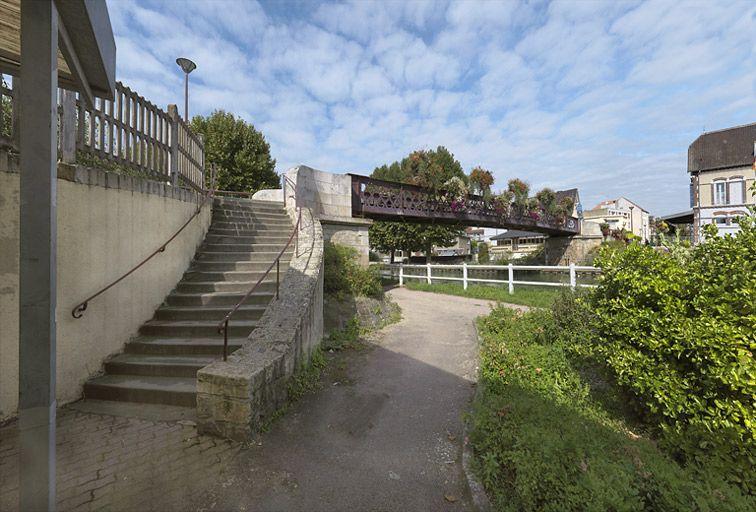 La passerelle et le chemin de halage sont reliés par un escalier.