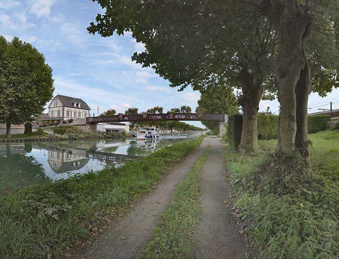 Vue d'ensemble prise d'aval, remarquez l'ancien hôtel à gauche (la gare est à droite, dans le prolongement direct de la passerelle).