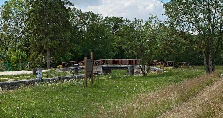 Pont routier sur l'écluse 82 du versant Yonne (canal de Bourgogne)