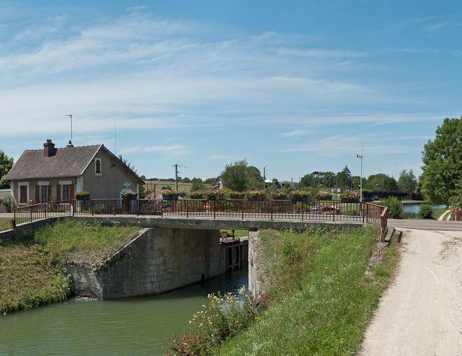 Pont routier sur l'écluse 85 du versant Yonne (canal de Bourgogne)