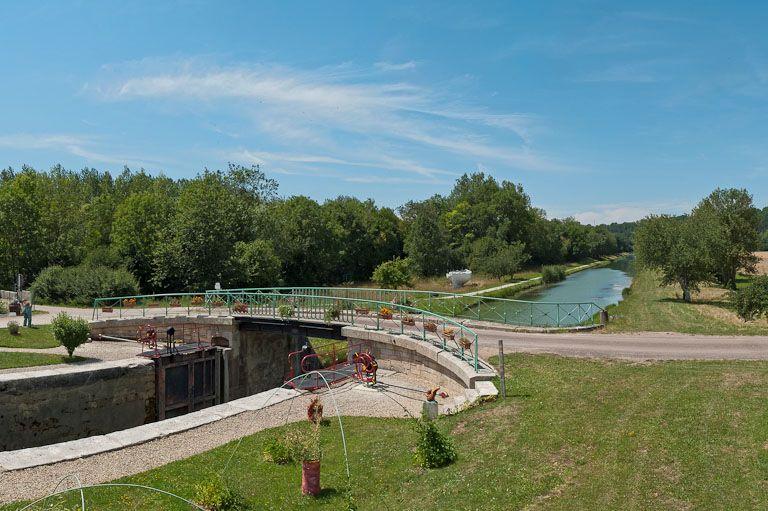 Pont routier sur l'écluse 87 du versant Yonne (canal de Bourgogne)