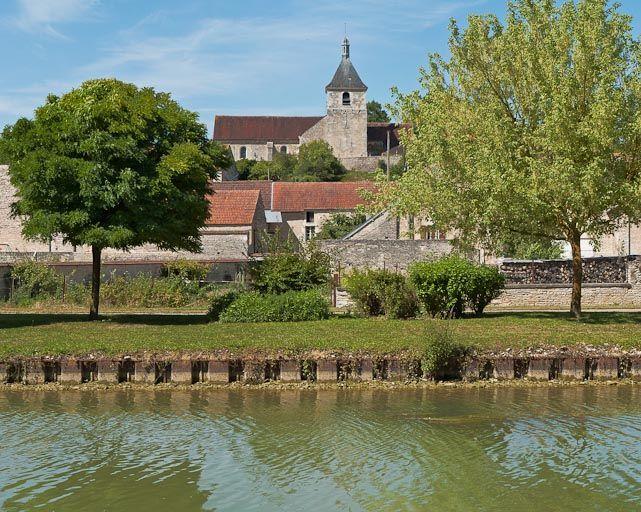 Vue de l'église de Saint-Vinnemer.