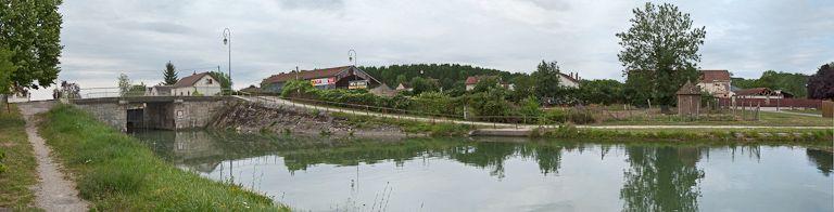 Pont routier sur l'écluse 95 du versant Yonne (canal de Bourgogne)