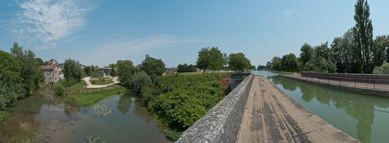 Vue du pont-canal et du paysage environnant.