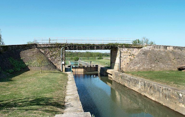 Vue d'ensemble du site d'écluse de La Truchère : pont sur écluse.