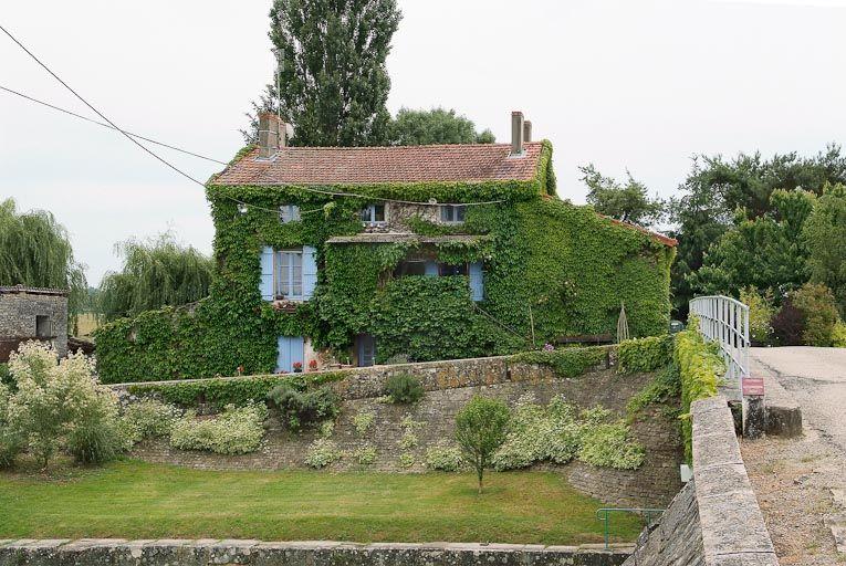 Le site d'écluse de La Truchère : le sas. A l'arrière-plan, la maison éclusière.