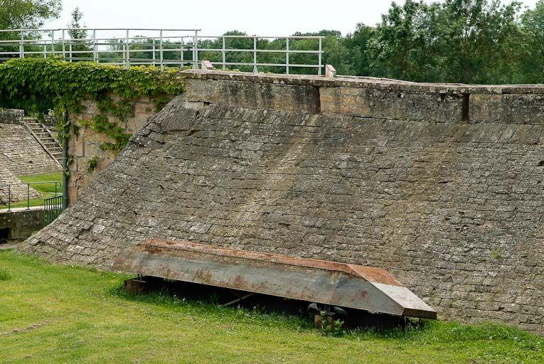 Le site d'écluse de La Truchère : digue avec allège, pont sur écluse.