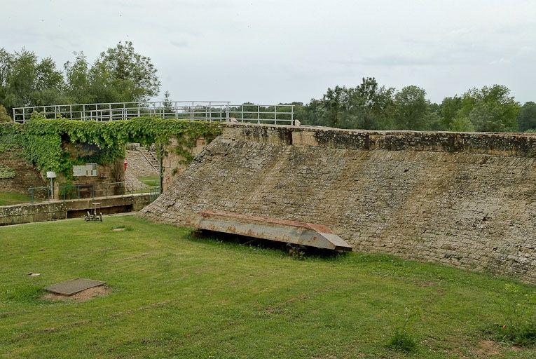 Le site d'écluse de La Truchère : digue avec allège, pont sur écluse.