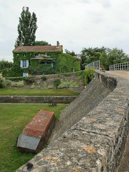 Le site d'écluse de La Truchère : digue avec allège, pont sur écluse, la maison éclusière en fond.