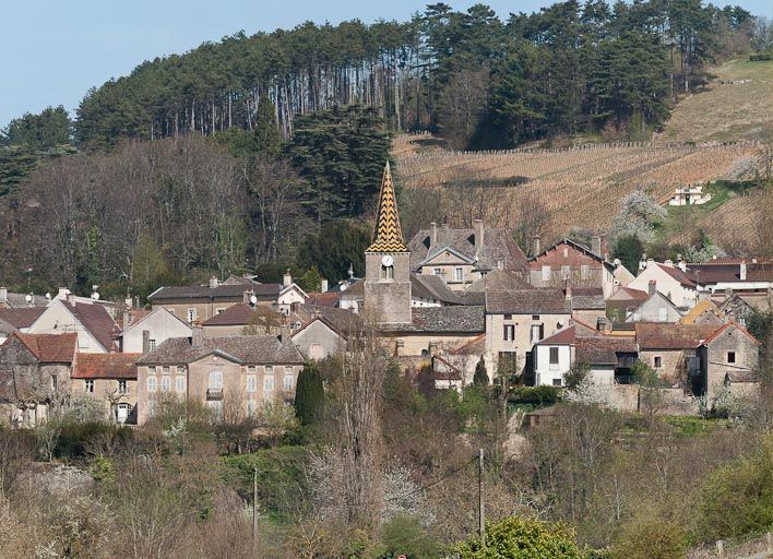 Vue générale de l'église et du village de Pernand-Vergelesses.