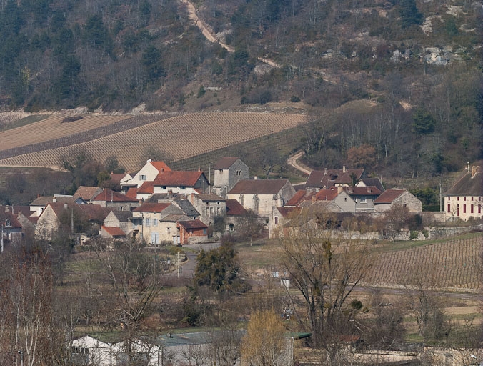 Eglise du Petit-Auxey dans son site.