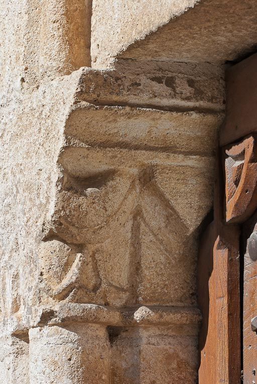 Porte latérale, détail des chapiteaux gauches.