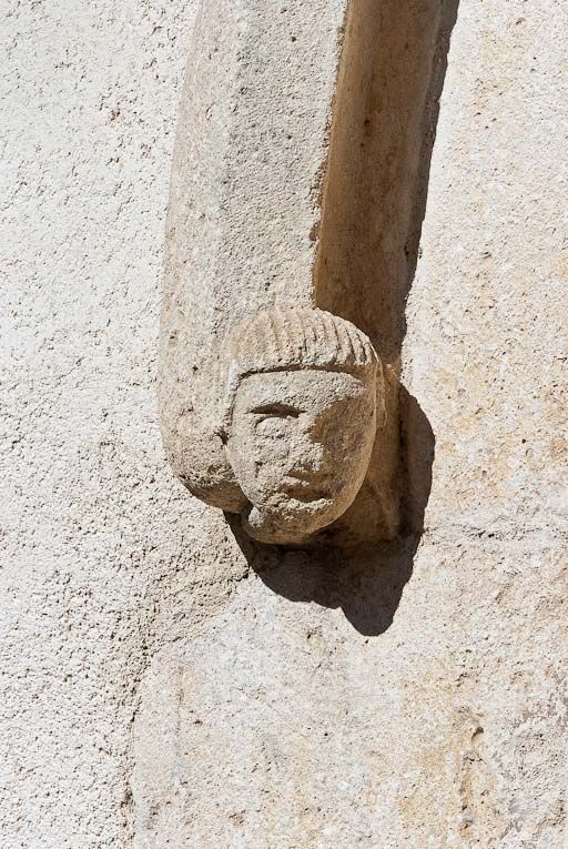 Porte latérale : culot gauche de l'archivolte.