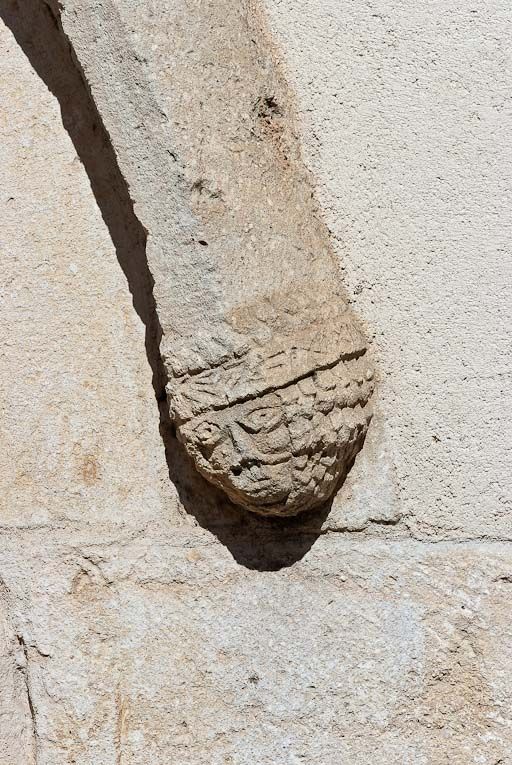 Porte latérale : culot droit de l'archivolte.