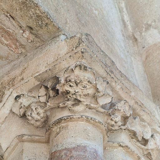 Portail : chapiteau de la colonnette de l'angle droit de l'ébrasement.