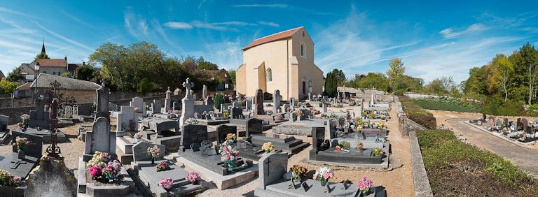 Vue générale de la chapelle du cimetière. Au fond à gauche, on distingue l'église d'Ahuy.