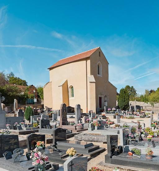 Vue de trois-quarts, depuis le cimetière.