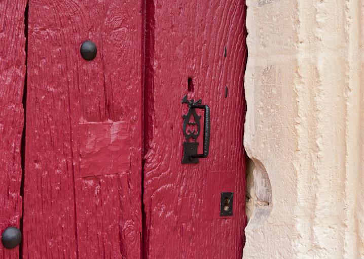 Détail d'une porte d'entrée et de ses ferronneries.