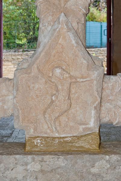 Détail du Christ en croix sur un côté du fragment de croix.