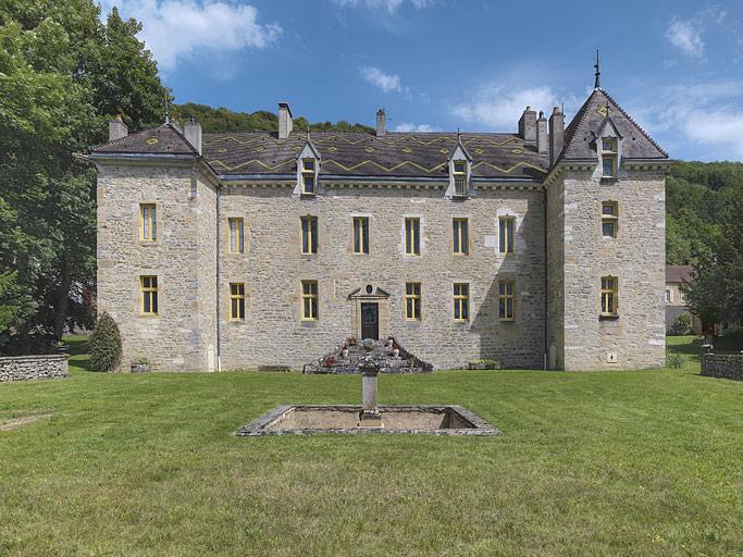 Façade postérieure du logis précédé de la terrasse au centre de laquelle se trouve un bassin rectangulaire.