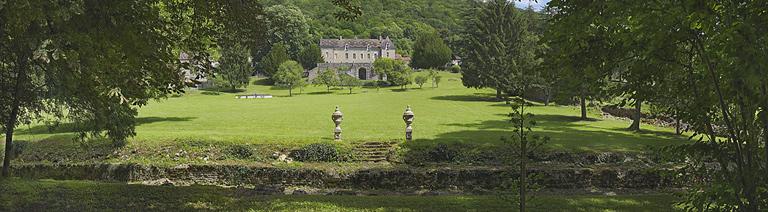 Vue d'ensemble du parc : au premier plan l'ancien vivier probablement alimenté par la Douix et en arrière plan, le prieuré avec sa terrasse et le nymphée.