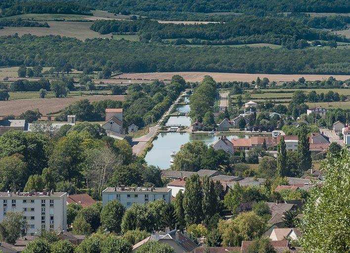 Vue des premiers biefs du versant Yonne à Pouilly-en-Auxois.