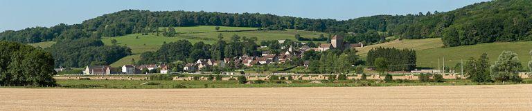 Vue panoramique du village de Courcelles-lès-Montbard avec, de gauche à droite, la maison éclusière de type Forey, l'église paroissiale et la maison forte.