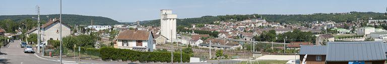 Vue d'ensemble de Montbard. Le port et la ville industrielle au premier plan et la ville ancienne sur la colline.