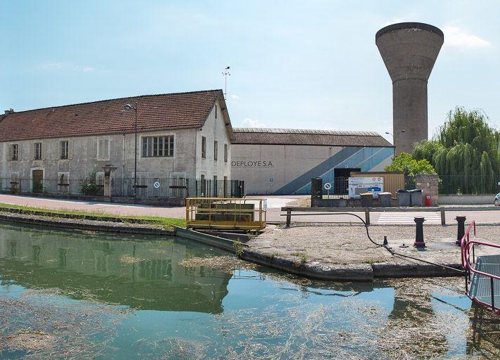 Prise d'eau dans le canal pour l'usine en arrière-plan. Le tout est en amont du site d'écluse.