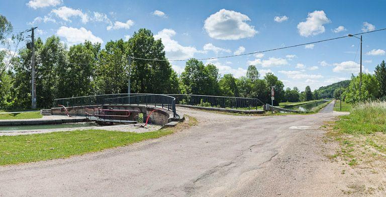 Pont routier sur l'écluse 67 du versant Yonne (canal de Bourgogne)