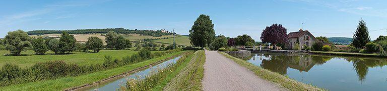 Vue d'ensemble prise d'amont. La rigole longe le canal à gauche. Château de Châteauneuf en arrière-plan.