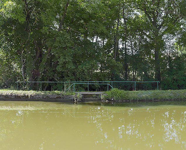 Vue du garde-corps de l'entrée de la Vandenesse sous le canal rive droite.