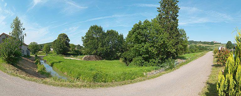 Vue d'ensemble de la rigole d'alimentation du réservoir de Panthier rive gauche. Vannes de régulation de la rigole. En arrière-plan, château de Châteauneuf.