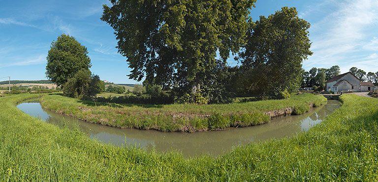 Vue de la rigole à son arrivée vers le canal.