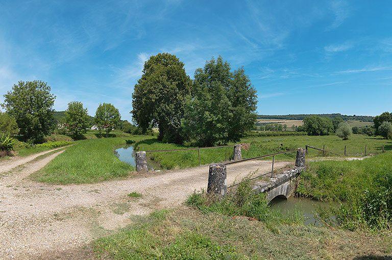 Pont sur la rigole en amont de son arrivée vers le canal.