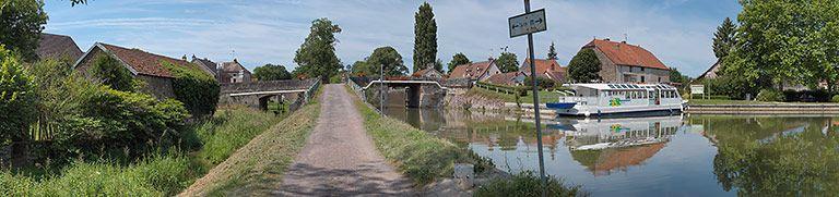Le pont en moellon et pierre de taille sur la Vandenesse et le pont sur écluse.